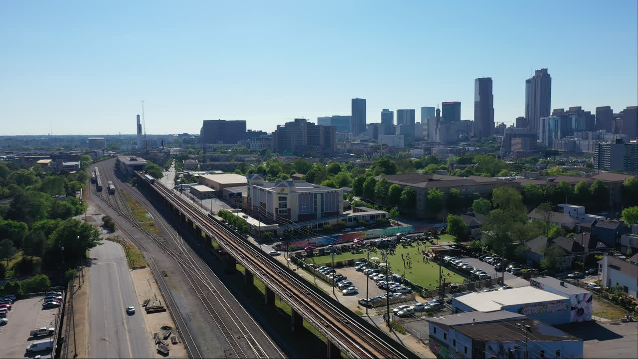 애틀랜타 교외의 기차역과 함께 개 공원