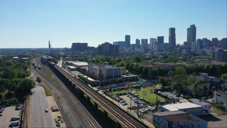 Parque-Para-Perros-Con-Estación-De-Tren-En-El-Suburbio-De-Atlanta