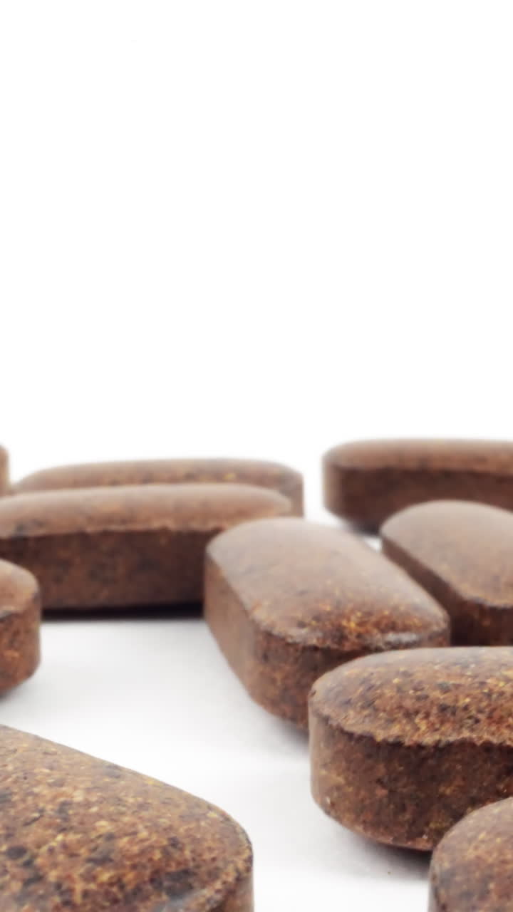 깨한 색 배경에 있는 허브 갈색 태블릿의 배열