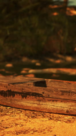 Viejo barco de madera en la orilla del río.