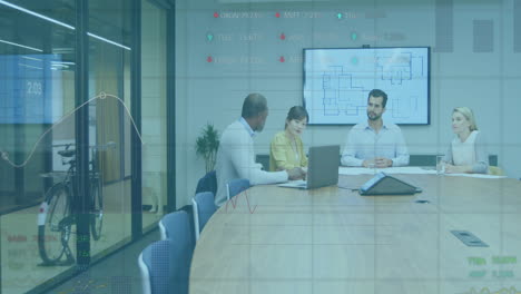 animación del procesamiento de datos financieros sobre diversas personas de negocios en la oficina