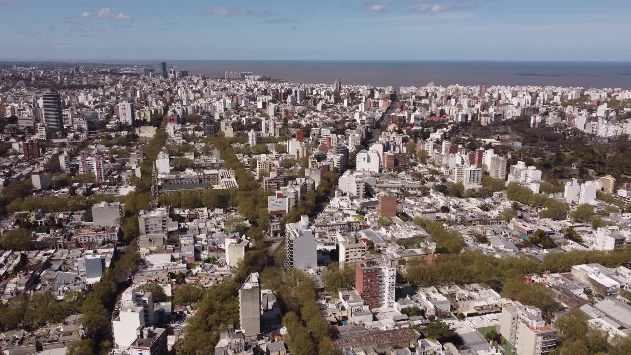 sobrevuelo aéreo del paisaje urbano de montevideo con el océano de fondo durante el día soleado, uruguay