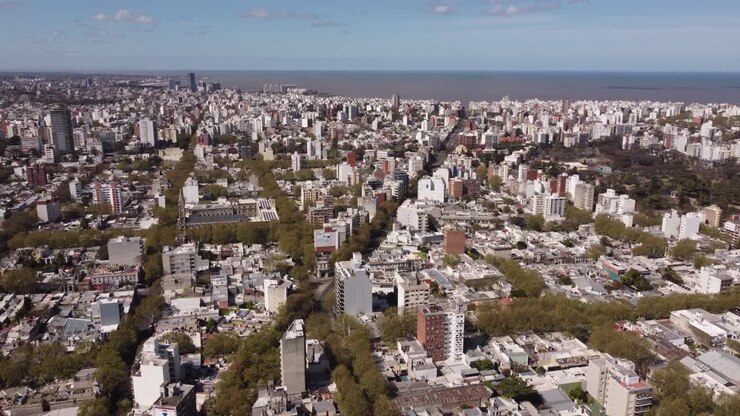 Vista aérea del paisaje urbano de Montevideo con el océano de fondo durante un día soleado, Uruguay