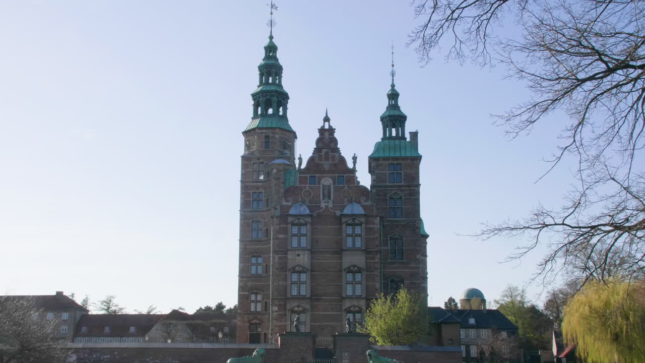las torres del castillo de rosenborg contra un claro cielo azul en copenhague