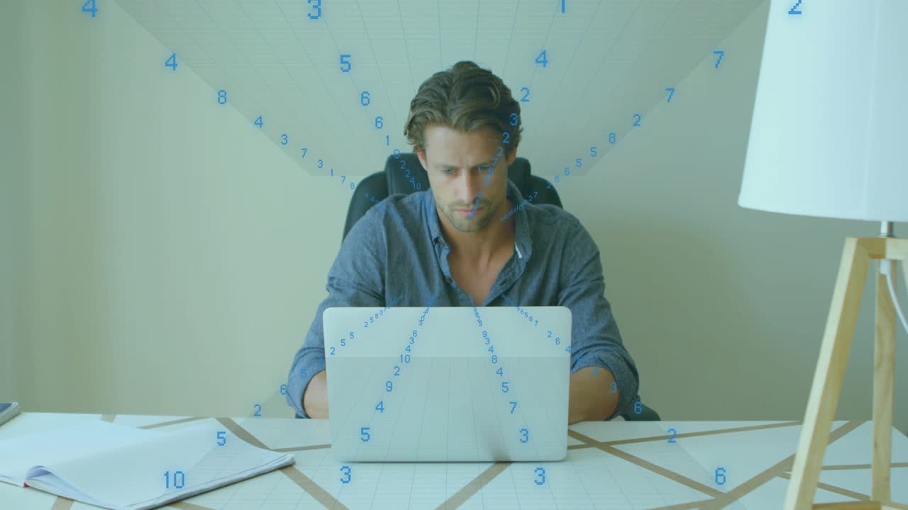 Ein Mann tippt im Büro am Schreibtisch auf seinem Laptop und aktiviert blaue Datenströme, die eine Live-Analyse visualisieren.