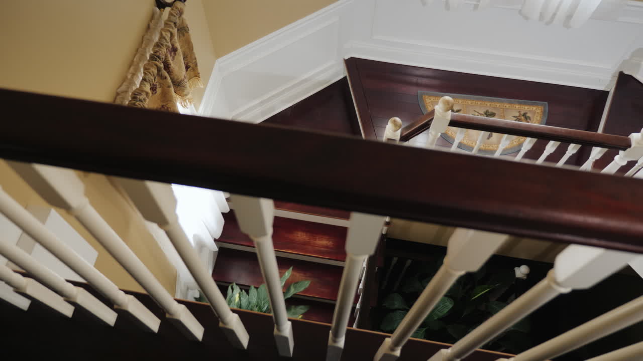 젊은 다민족 부부가 상자를 들고 계단을 오르다 05