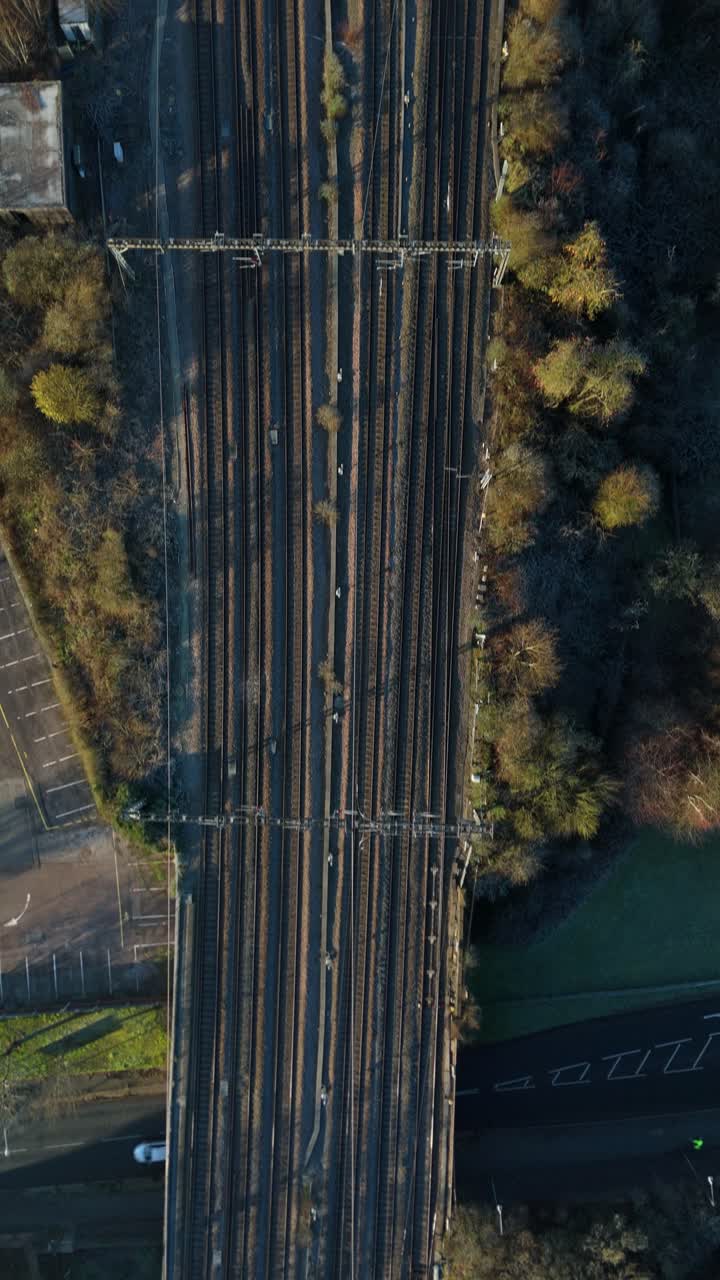Ampia ripresa aerea di unità di fabbriche industriali e importanti infrastrutture ferroviarie nel distretto industriale di Rugby.
