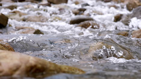 Klarer-Bach,-Der-Durch-Steinbrocken-Fließt,-Reichlich-Fluss,-Der-In-Zeitlupe-Fließt