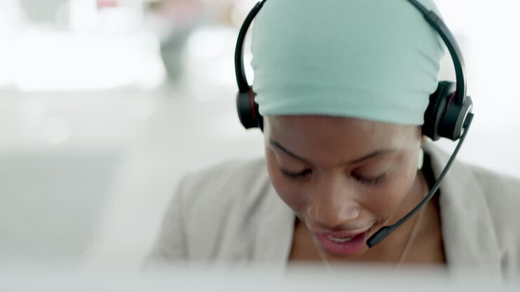 Call center, computer e donna nera