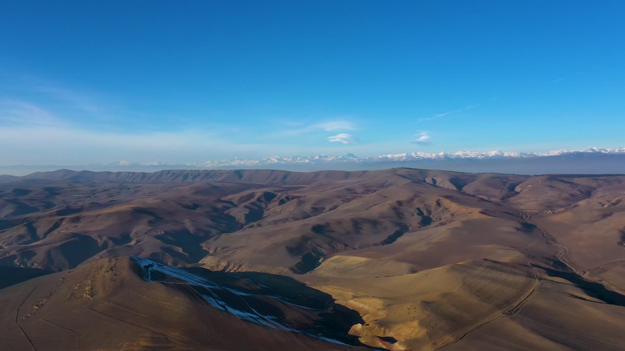 Atemberaubende Landschaft von Uplistsikhe und Kaukasus-Gebirge in Georgien an einem sonnigen Tag