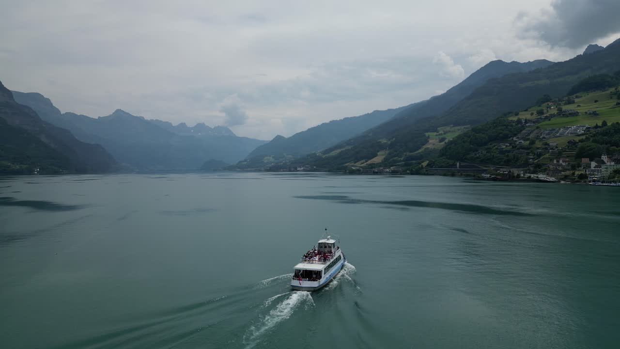 crucero panorámico en barco en el lago walensee, suiza