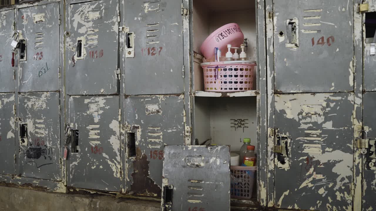 감옥 뒤의 세계, 감옥 안의 삶, 감옥의 사물함 보관소, 감옥 재산 보관소