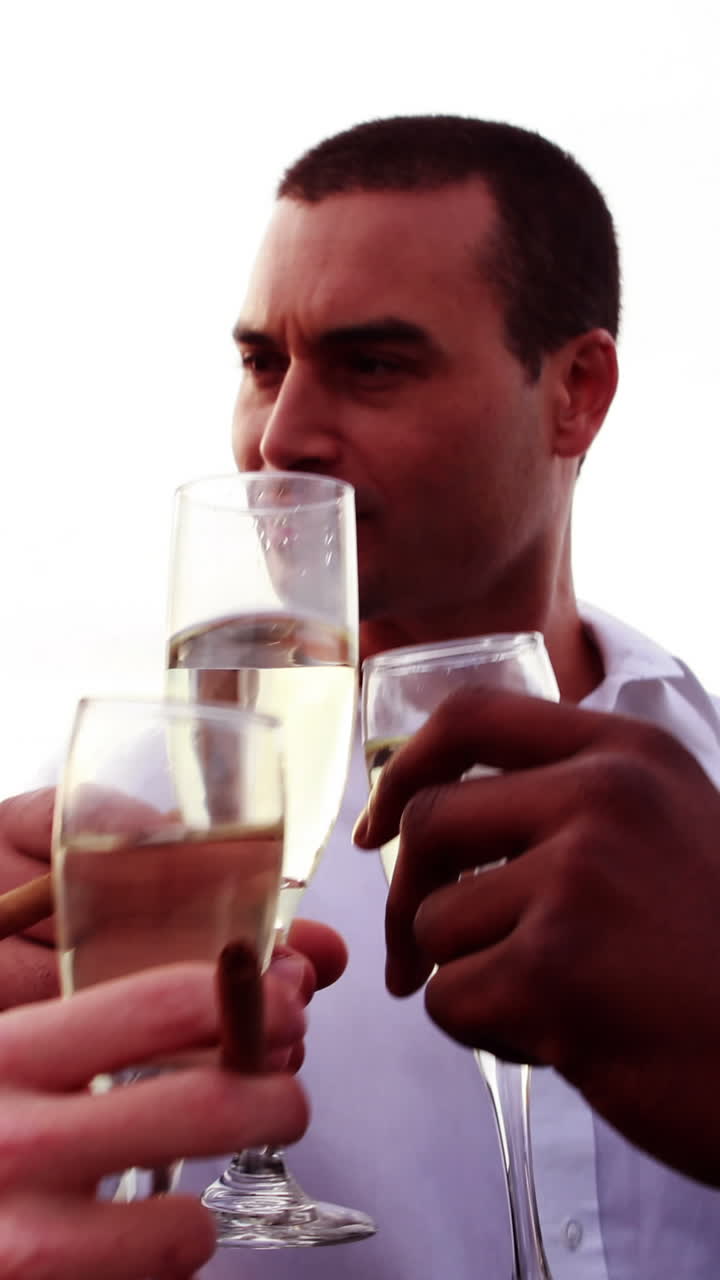 친구들이  ⁇ 페인을 건배하고 있습니다.