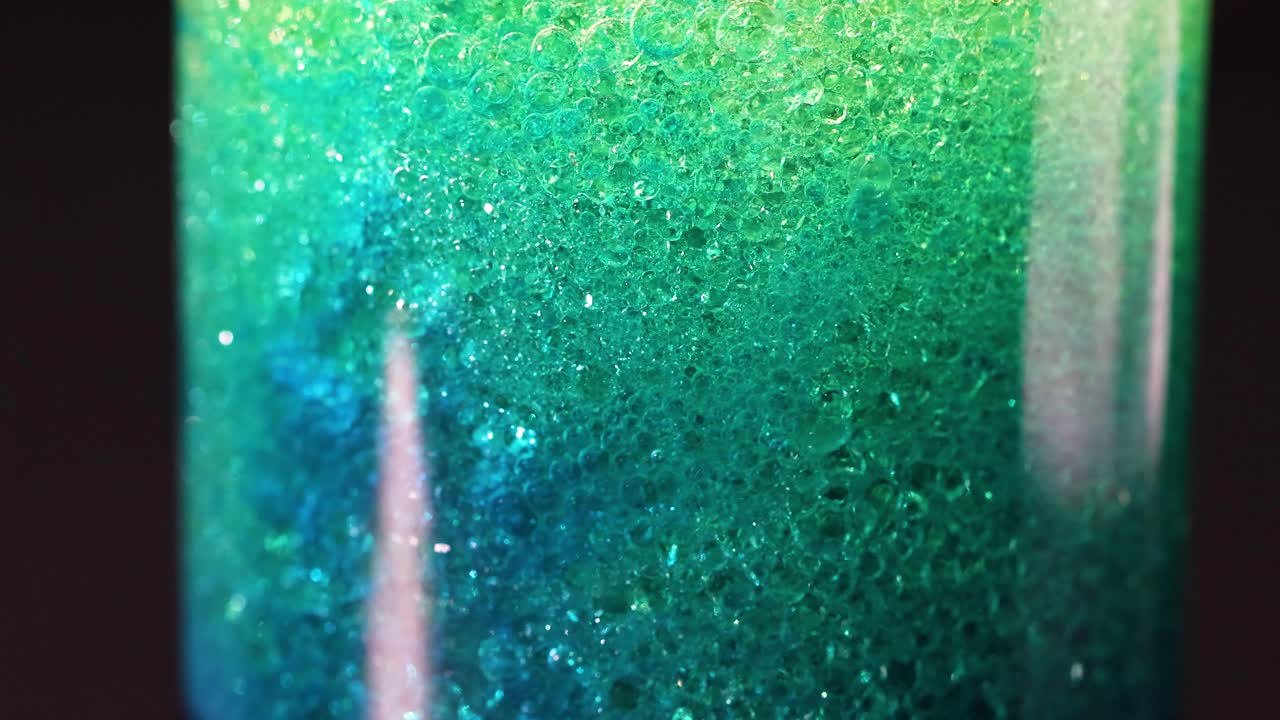 líquido burbujeante en una lámpara de lava vibrante