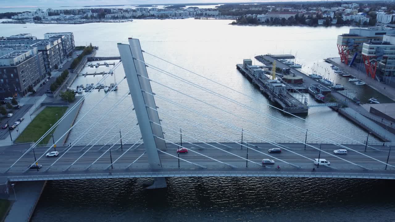 la luz plana azul se acerca al tráfico del puente crusell en helsinki.