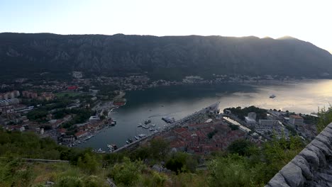bahía de kotor en montenegro vista desde lo alto de una colina