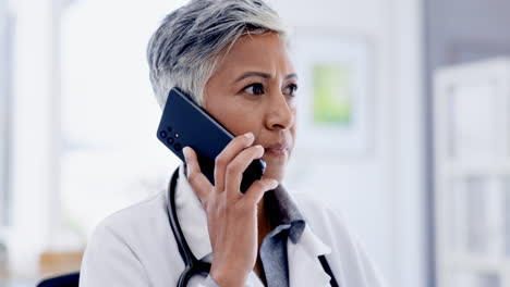 llamada telefónica, ocupado y mujer médico para en línea