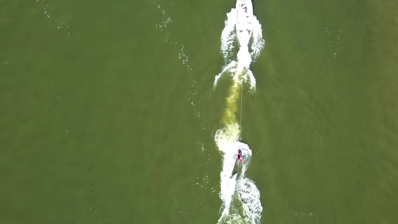 남아프리카 공화국 포트 엘리자베스 강에서 웨이크보더의 공중 전망