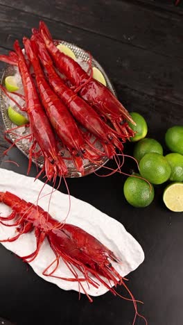 camarones rojos frescos con limas