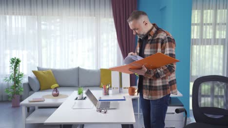el hombre adulto que trabaja desde casa fracasó.
