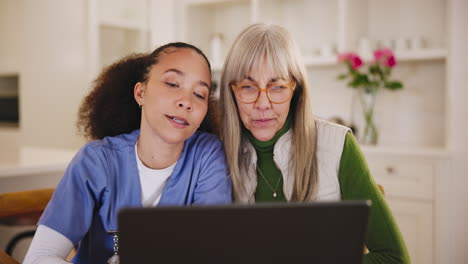 Ergebnisse,-Laptop-Oder-Krankenschwester,-Die-Eine-ältere-Frau-Berät