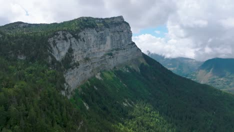 Spur-In-Auf-Wunderschönen-Felswand-Im-Tal-Mit-Grünen-Kiefern,-Mount-Granier