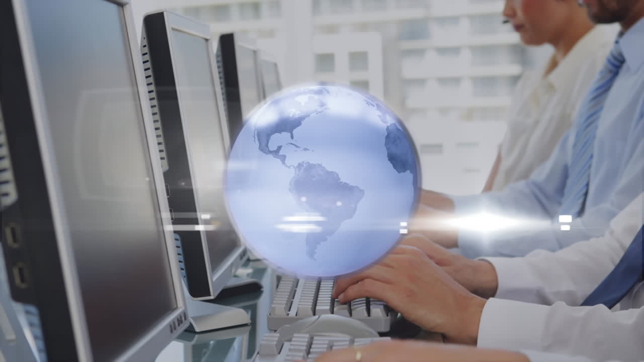 animación del globo sobre personas de negocios que usan auriculares