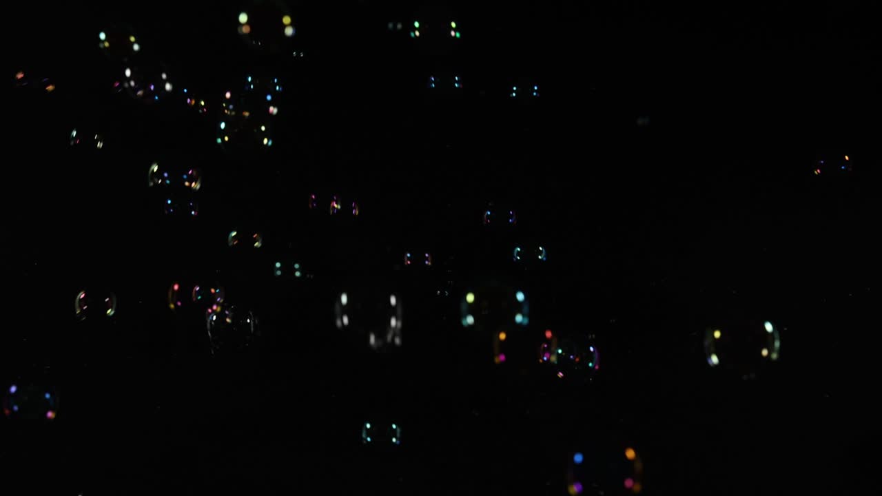 생생한 거품이 어고 신비로운 공간에서 떠다니고 있습니다.