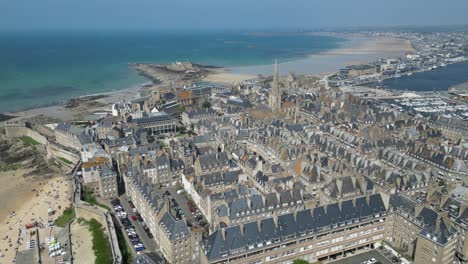 centro de la ciudad de saint-malo , francia , avión no tripulado , vista desde el aire desde un ángulo alto