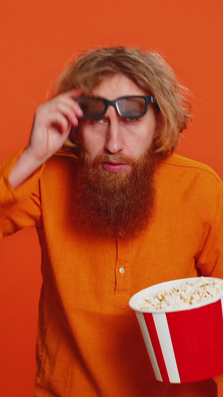 hombre emocionado con gafas 3d comiendo palomitas de maíz viendo interesantes series de televisión deporte juego cine película