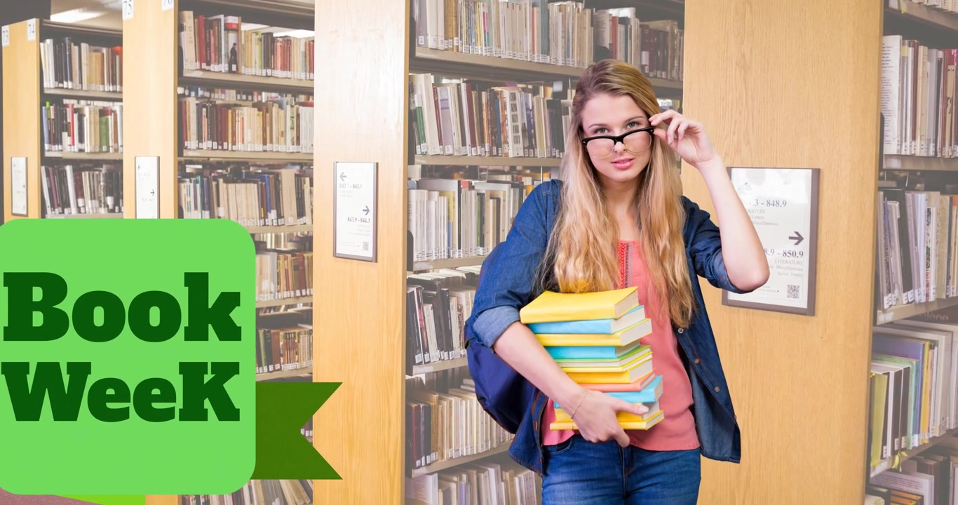 Animazione del testo 'settimana del libro' su studentessa caucasica che tiene dei libri in biblioteca