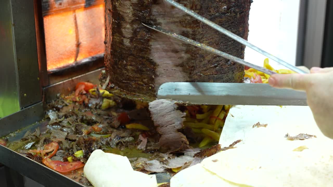 video de kebab doner turco, en la calle istiklal, en la plaza taksim, en el pueblo de beyoglu, en estambul, turquía