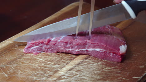 picar cuidadosamente la carne de filete de ternera cruda con brochetas