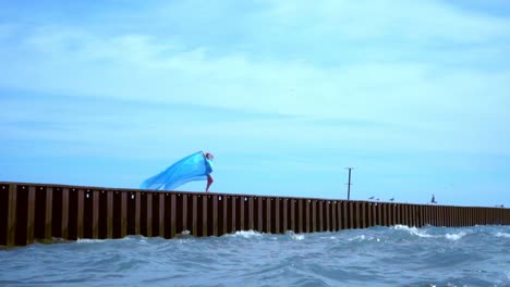 Schwenk-Von-Der-Romantischen-Frau-Am-Pier-Zum-Blauen-Himmel.-Romantisches-Konzept