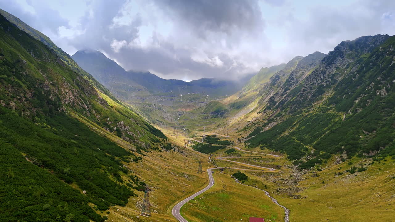 La strada Transfăgărășan attraverso le montagne. Ripresa aerea con drone dell'autostrada Transfăgărășan che serpeggia attraverso i Carpazi in Romania