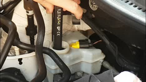 Showing-how-to-use-a-brake-fluid-tester-on-a-car