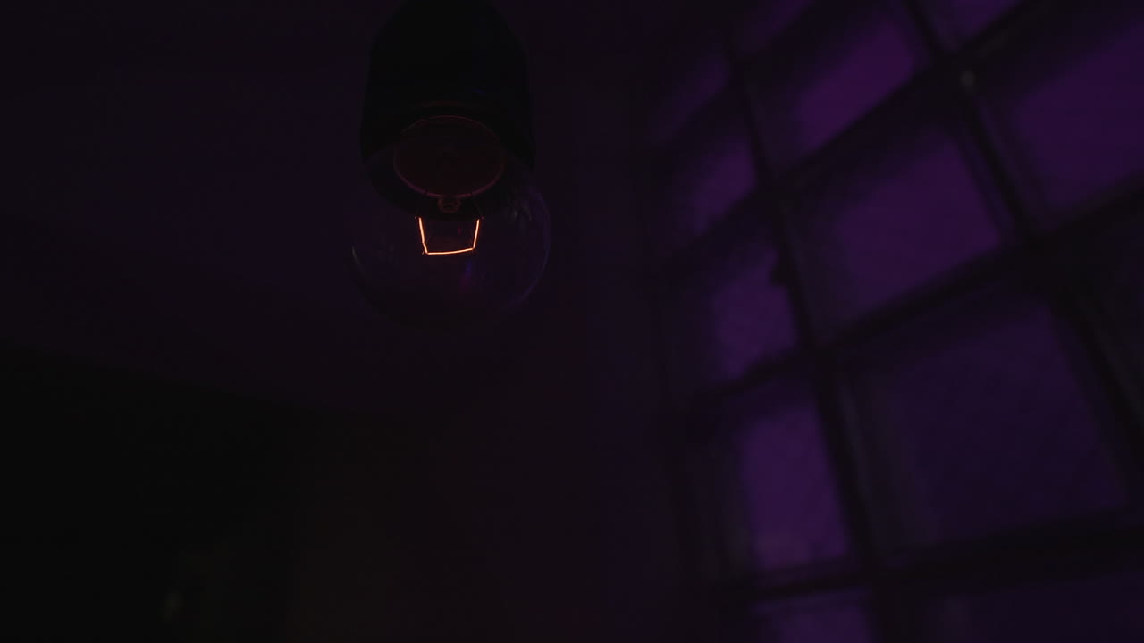 bombilla vintage en una habitación oscura