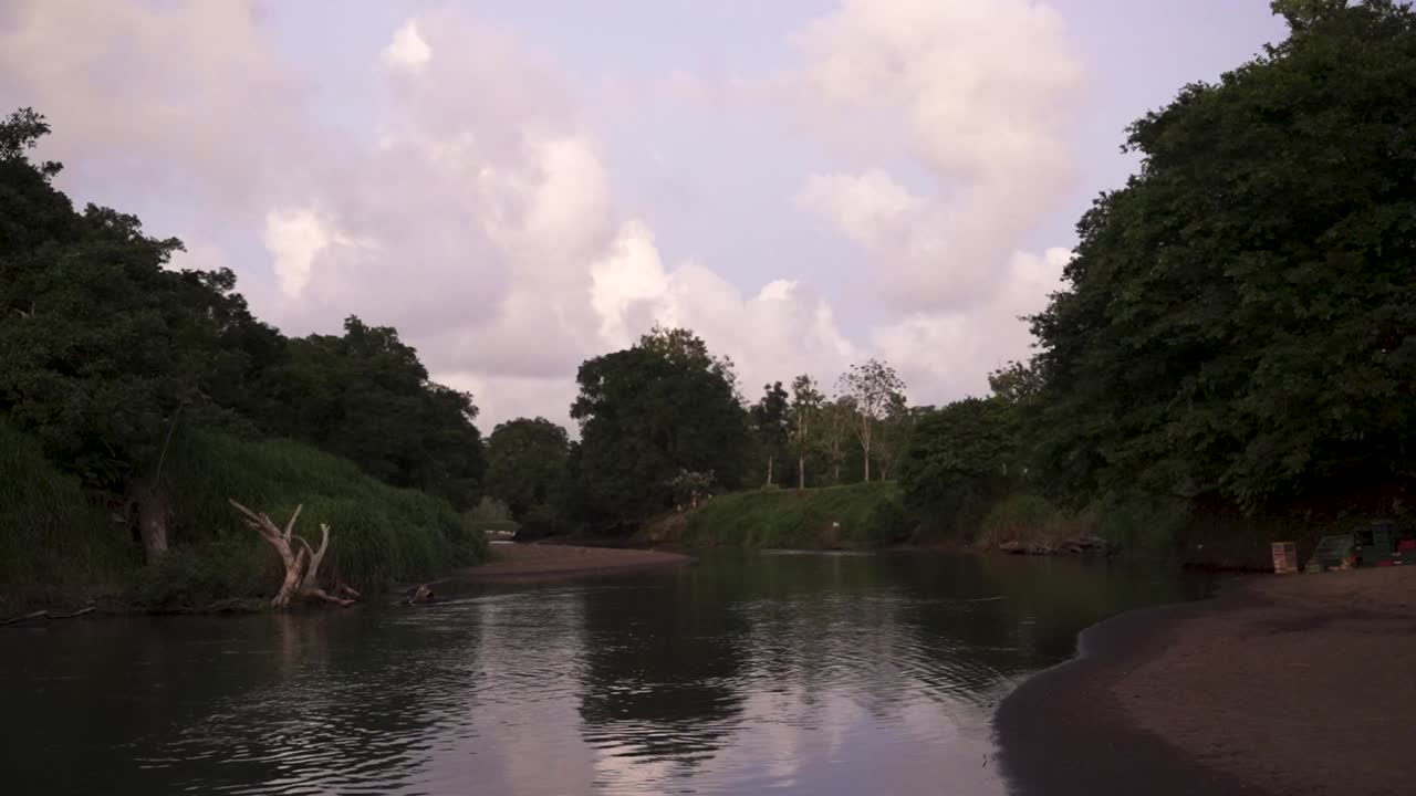 cauce del río tárcoles en costa rica con nubes de color pastel detrás, tiro amplio y bloqueado