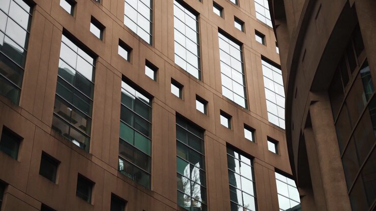 Angolazione ravvicinata della biblioteca pubblica di Vancouver che mette a fuoco il contrasto dell'edificio tra la vecchia pietra marrone e le finestre a specchio blu
