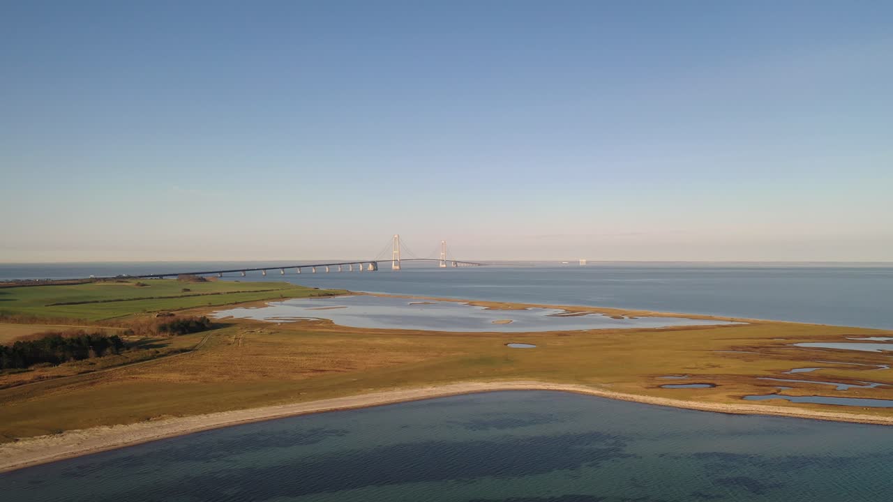 드론 비행 덴마크의 그레이트 벨트 다리