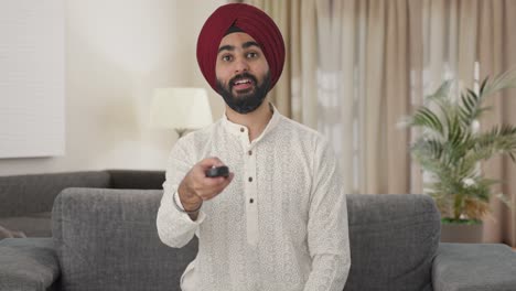 hombre indio sikh viendo la televisión