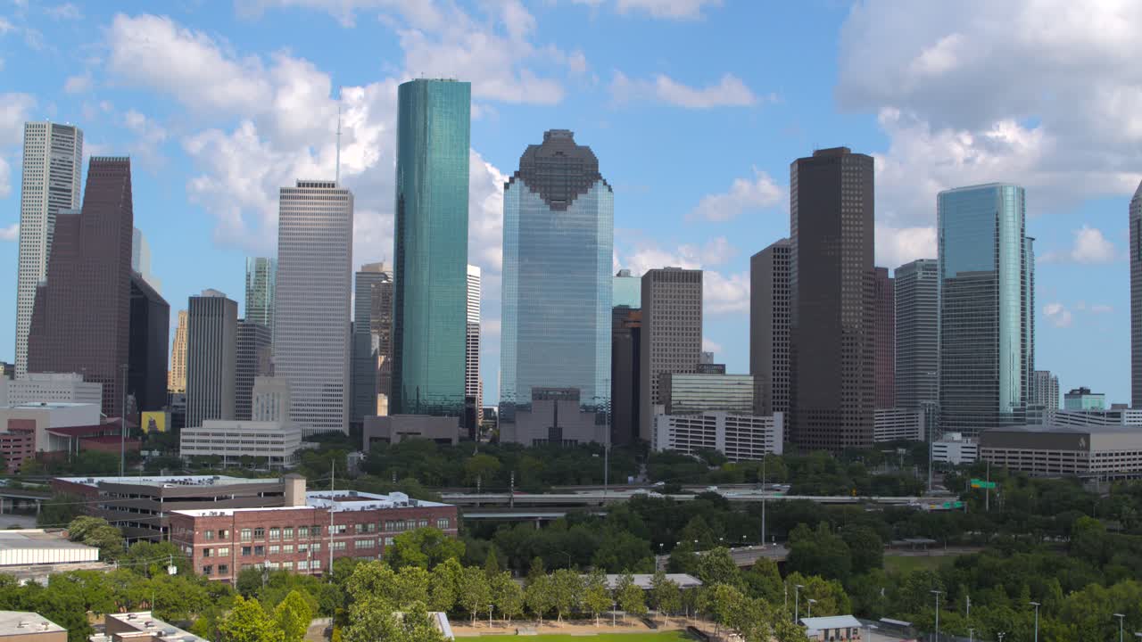 Vista aérea del centro de Houston en un día nublado pero soleado