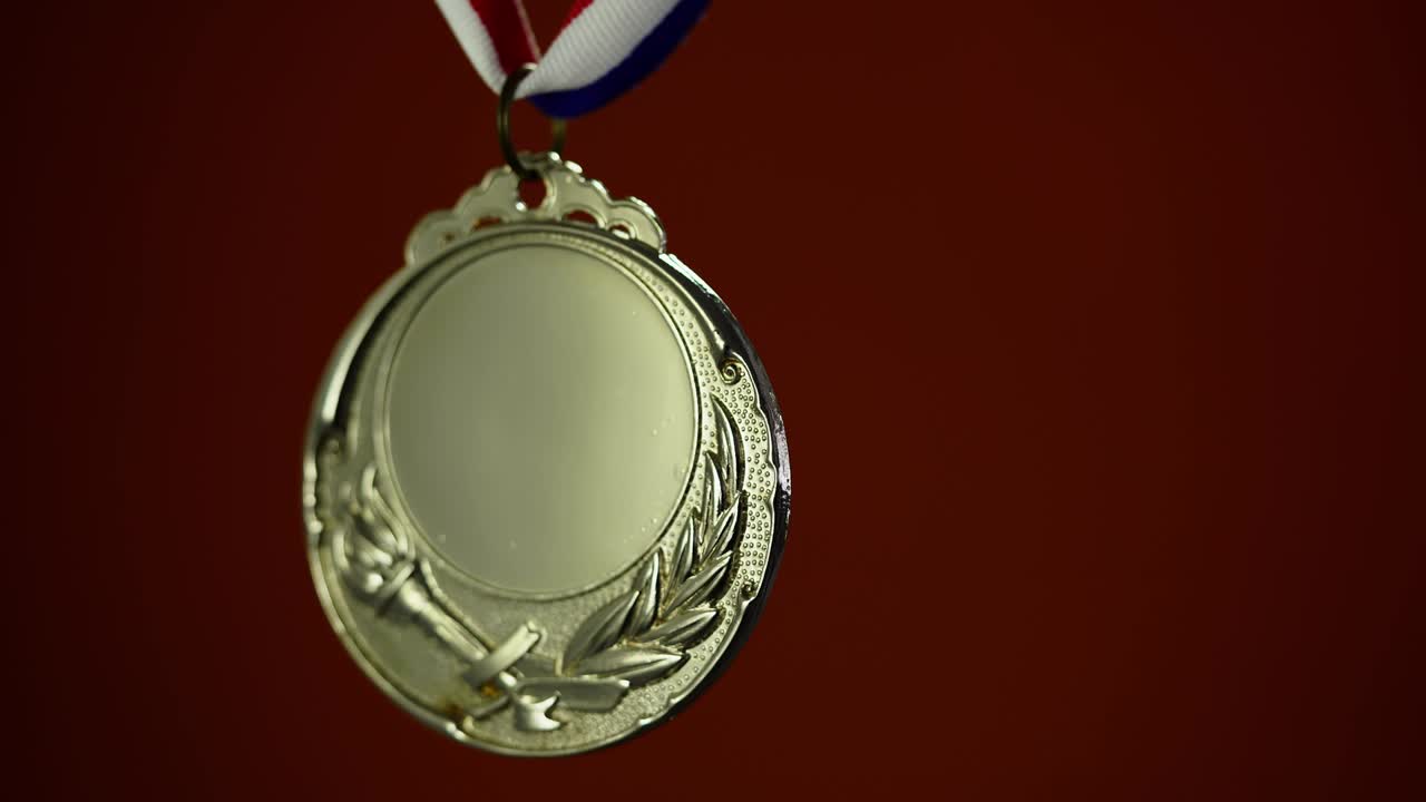 medalla de oro sobre un fondo naranja