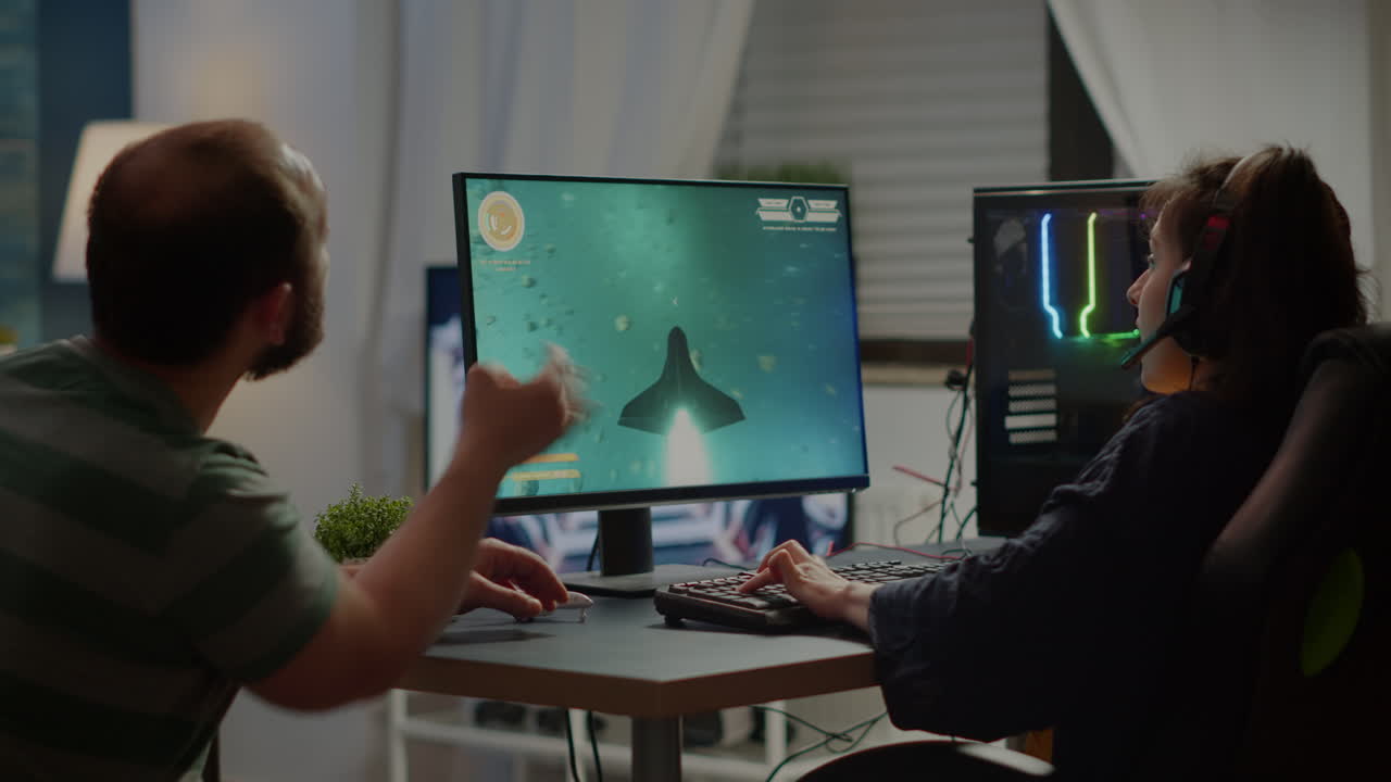 흥분 된 커플 플레이어 가 가상 경쟁 중 우주 슈팅 비디오 게임 에서 승리