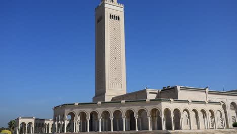 Clear-blue-sky-over-the-towering-minaret-of-the-Carthage-mosque,-Tunisia,-in-bright-daylight