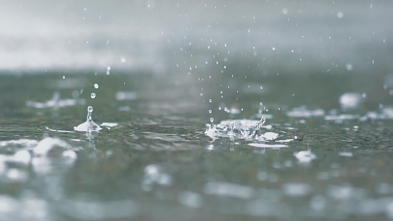 밖에서 비가 내리고 있습니다. 비방울이 2개의 웅 ⁇ 이로  ⁇ 어집니다.