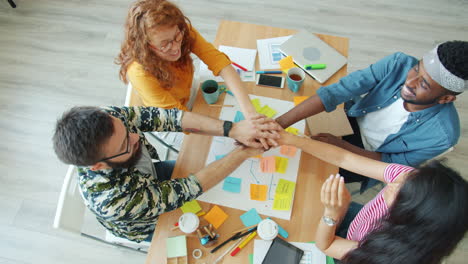 sesión de lluvia de ideas en equipo