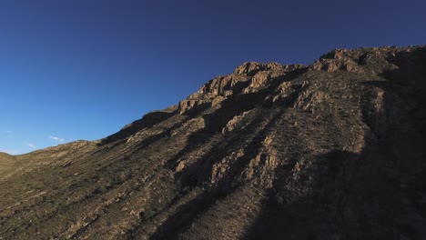 toma aérea de drones de las montañas del parque nacional de peguin en chihuahua al atardecer