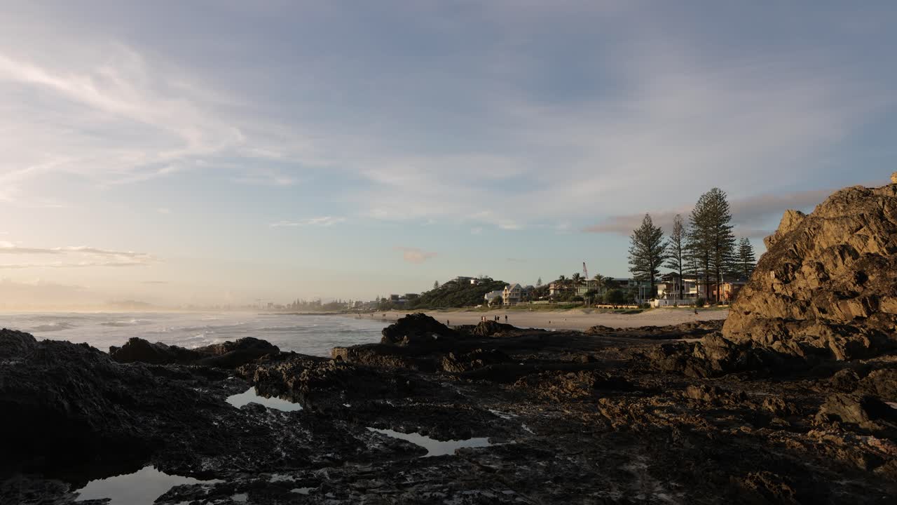 26 de febrero de 2023 - gold coast, queensland, australia: vista desde currumbin beach vikings surf club salvavidas a lo largo de currumbin beach al amanecer