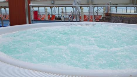 piscina de jacuzzi redonda con agua de color turquesa y hidromasaje